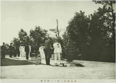 ХИРОХИТО САЖАЕТ ПИХТУ САХАЛИНСКУЮ.jpg