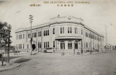 ЦЕНТРАЛЬНЫЙ ПОЧТАМПТ КАРАФУТО, НА ЗАДНЕМ ПЛАНЕ ПЕРЕДАЮЩАЯ АНТЕННА РАДИО (ОБКОМ ВКП (Б) СГОРЕЛО В 1955 г.).jpg