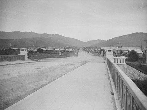 1931. МОСТ НИСИ ОБАСИ ЧЕРЕЗ СУДЗУЯГАВУ НА МАОКО ДОРИ (РЕКУ СУСУЯ НА УЛ. САХАЛИНСКАЯ)_0.jpg