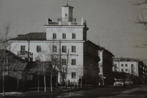 1950. ПЕРВАЯ ВЫСОТКА ЮЖНО-САХАЛИНСКА. ПЕРЕКРЁСТОК ЮЖНОЙ (ПОБЕДЫ) И ЛЕНИНА.JPG