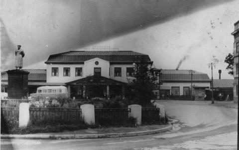 1955, ПАМЯТНИК СТАЛИНУ НА ПРИВОКЗАЛЬНОЙ ПЛОЩАДИ.jpg