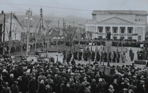 1957.ОТКРЫТИЕ ПАМЯТНИКА В.И. ЛЕНИНА У ЗДАНИЯ ТЕАТРА, СЕЙЧАС СКВЕР У ОБЛАСТНОЙ БИБЛИОТЕКИ.JPG