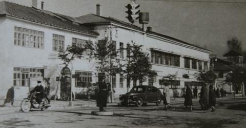 1958. ЗДАНИЕ РЕДАКЦИЙ ГАЗЕТ СОВЕТСКИЙ САХАЛИ И МОЛОДАЯ ГВАРДИЯ НА УЛ ЛЕНИНА (СЕЙЧАС ТАМ ЗДАНИЕ АДМИНИСТРАЦИИ ГОРОДА).JPG