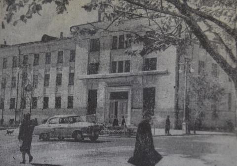 1960. НОВОЕ ДОМА ЗДАНИЕ СВЯЗИ В ЮЖНО-САХАЛИНСКЕ.JPG