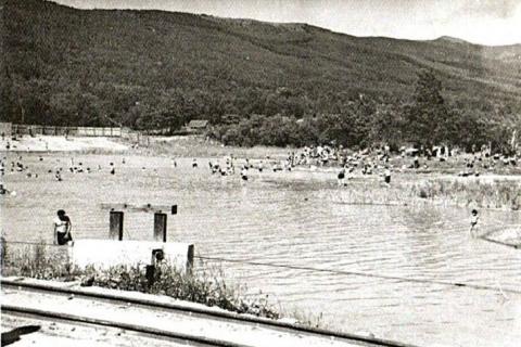 1960.КУПАНИЕ В ОЗЕРЕ ВЕРХНЕЕ ГОРОДСКОГО ПАРКА.jpg