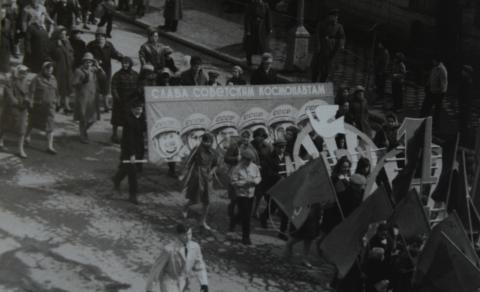 1965. ПРАЗДНИЧНАЯ ДЕМОНСТРАЦИЯ НА УЛ.ЛЕНИНА.JPG