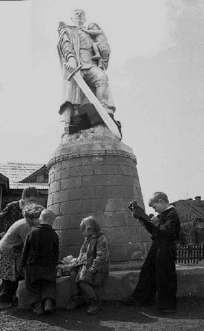 1967. Копия памятника воину освободителю на территории воинской части по проспекту Победы .jpg