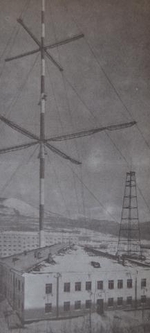 1968.НОВАЯ ТЕЛЕВИЗИОННАЯ МАЧТА, НА ЗАДНЕМ ПЛАНЕ БУРОВАЯ ВЫШКА СЛУЖИВШАЯ ТЕЛЕМАЧТОЙ НЕСКОЛЬКО ЛЕТ.JPG