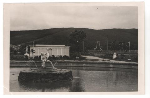 1968.ФОНТАН МАЛЬЧИК С ОСЁТРОМ В ГОРОДСКОМ ПАРКЕ.jpg