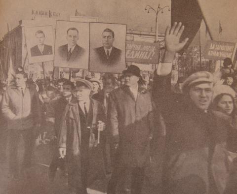 1969. ТРУДЯЩИЕСЯ ЮЖНО-САХАЛИНСКА НА ПЕРВОМАЙСКОЙ ДЕМОНСТРАЦИИ .JPG