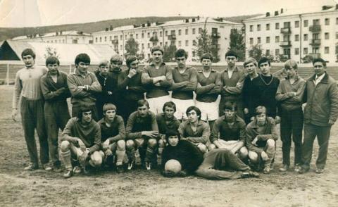 1970.ФУТБОЛЬНАЯ КОМАНДА НА СТАДИОНЕ ДОСА.jpeg