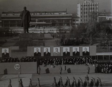 1978. НОЯБРЬ. НА ПЛОЩАДИ ЛЕНИНА.НА ЗАДНЕМ ПЛАНЕ НОВЫЙ ВОКЗАЛ И ГОСТИННИЦА. ПЛОЩАДЬ БЛОКИРОВАНА АВТОБУСАМИ.JPG